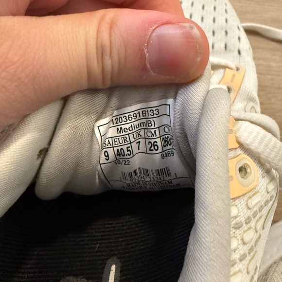 Brooks White and Tan Women's Sneakers - Picture 4 of 7